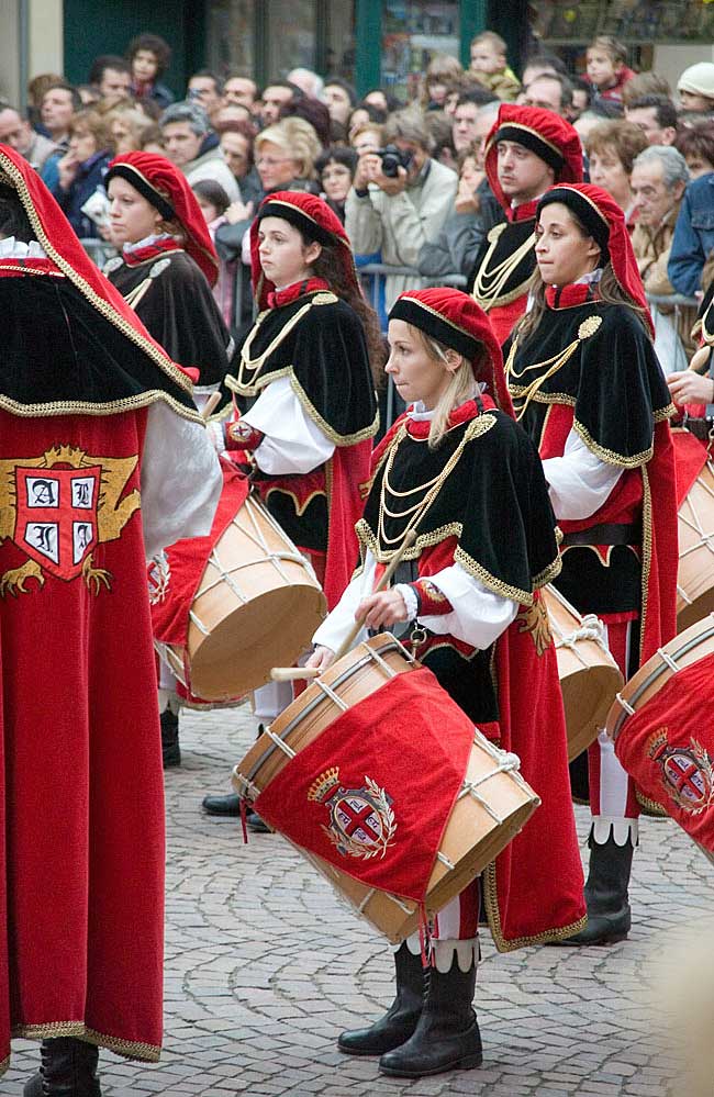 drummers beat for their flag throwing team - alba truffle fair